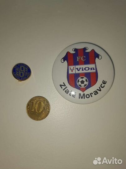 Значки фк Куусюси и Злате Моравце