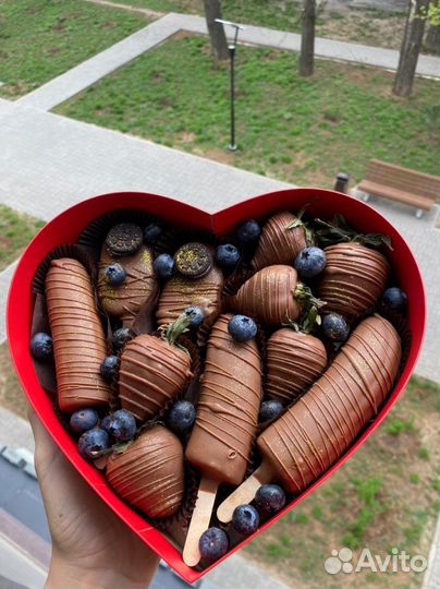 Клубника в шоколаде с цветами