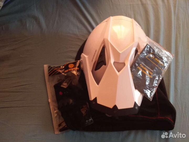 Кроссовый шлем и перчатки