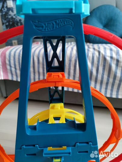 Игровой набор Hot Wheels Тройная петля GLC96