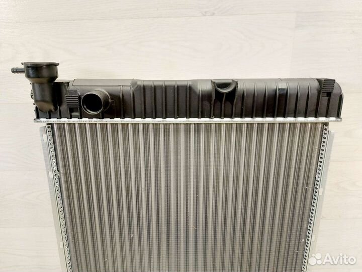 Радиатор охлаждения Mercedes T1. 2,4-3,0 D