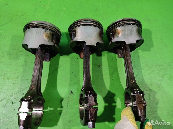 Поршень с шатуном Nissan Terrano 1 2.4