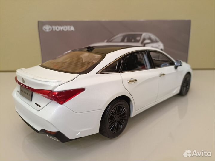 Toyota Avalon V (2018-2023) White 1:18