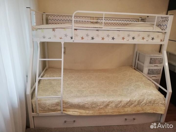 Двухъярусная металлическая кровать