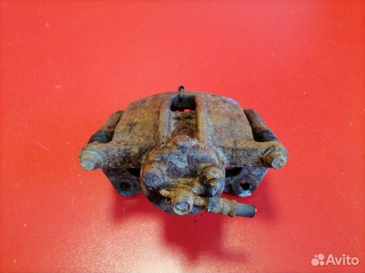 Суппорт передний правый Toyota Corolla ZZE121L