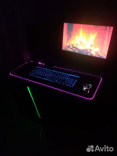 Игровой компьютер с двумя монитороми и клавиатурой