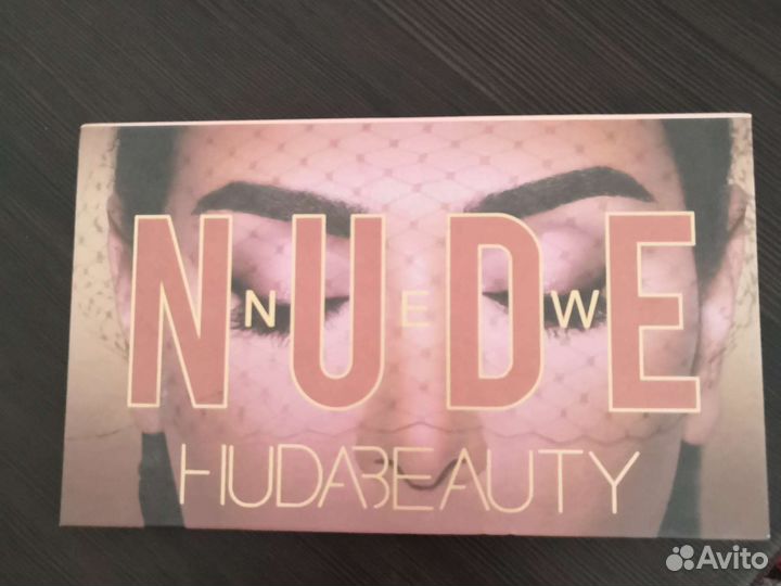 Палетка теней huda beauty