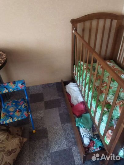 Детская кроватка с маятником и ящиком