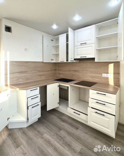 Кухня встроенная светлая