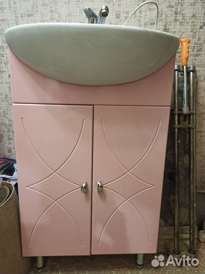 Тумбочка в ванную с раковиной и краном