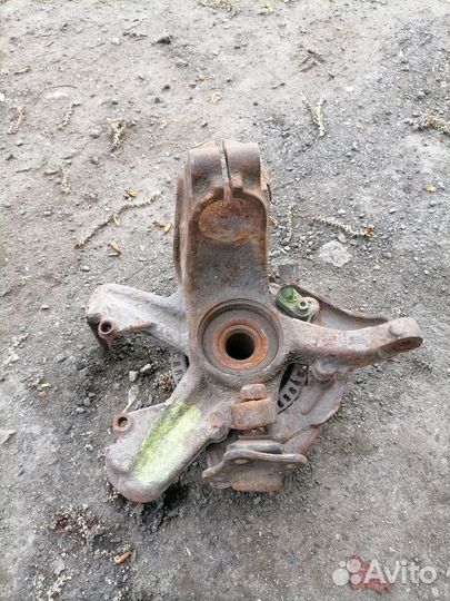 Передний правый поворотный кулак Шкода октавия тур