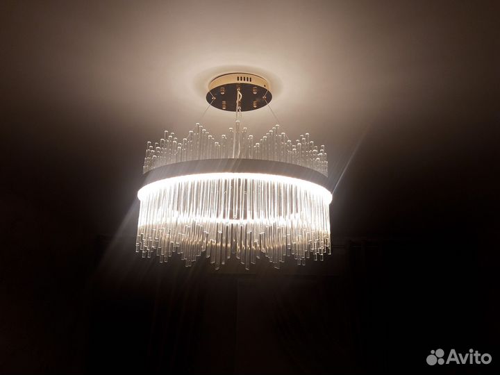Продаём люстру новую