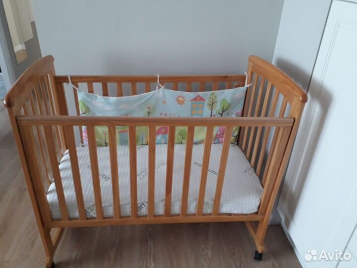Детская кроватка с маятником