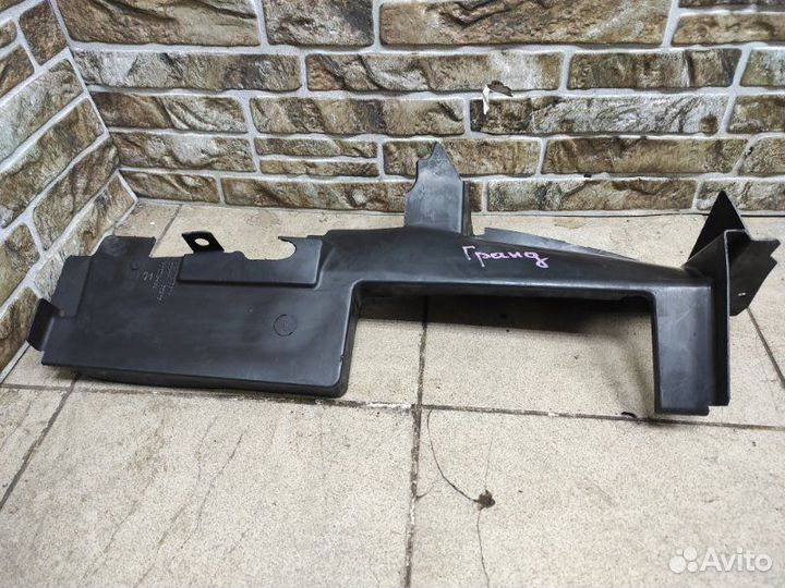 Дефлектор радиатора правый Jeep Grand Cherokee WK2