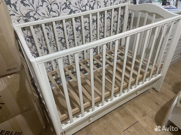 Детская кровать с универсальным маятником