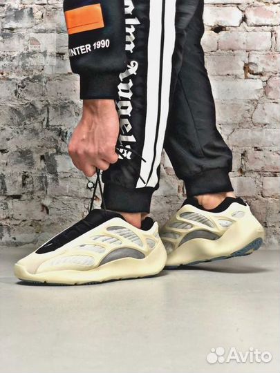 Кроссовки Adidas Yeezy Boost 700 v 3 Р-ры 40-43