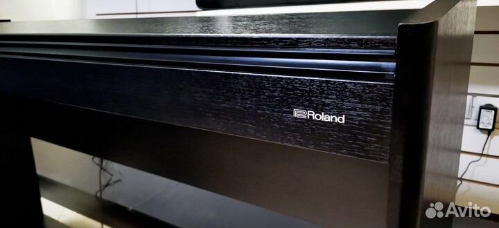 Roland F701-CB Цифровое пианино, черное