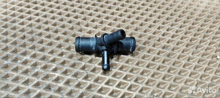 Тройник системы охлаждения Volkswagen Golf 5K1