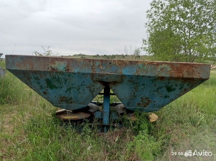 Разбрасыватель удобрений Хмельниксельмаш МВД-900, 2000