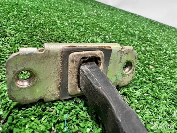 Ограничитель задней правой двери на Hyundai Accent