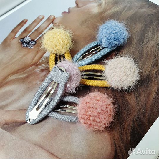 Заколка с помпоном