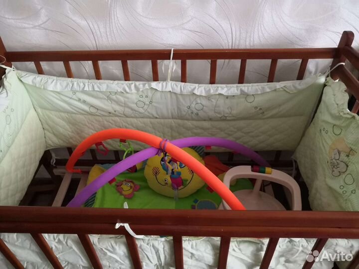 Детская кроватка с поперечным маятником