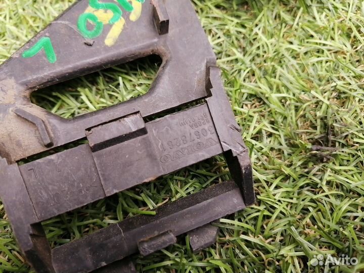 Крепление фары Volvo V50