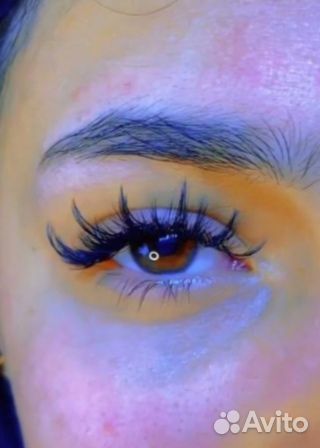 Наращивание ресниц моделью