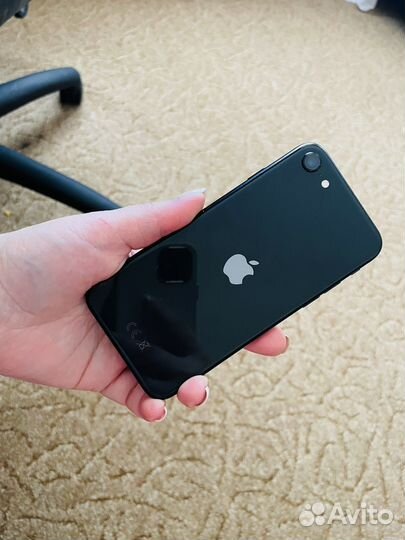 iPhone SE, 64 ГБ