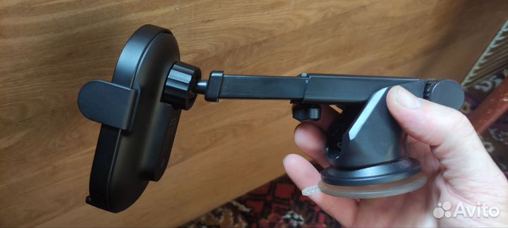 Автомобильный держатель с беспроводной зарядкой