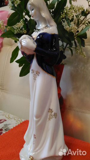 Статуэтка Фарфор. Дама с собачкой