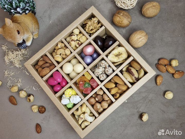 Подарочный набор с орешками, мёдом, сухофрутами