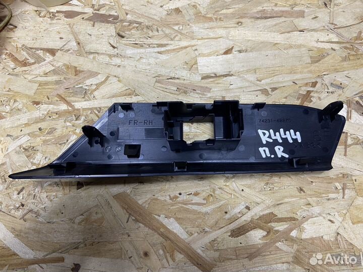 Накладка стеклоподъемника правая Toyota RAV 4 44