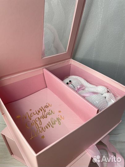 Подарочная коробка с крышкой и лентой