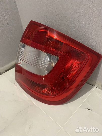 Задний фонарь Шкода Рапид (правый, оригинал)
