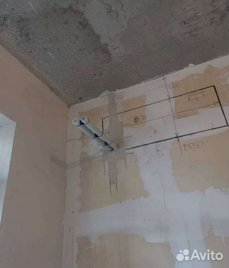 Монтаж трасс кондиционера на стадии ремонта