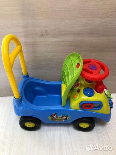 Машина каталка с ручкой