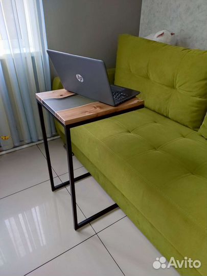 Приставной столик из дерева и смолы