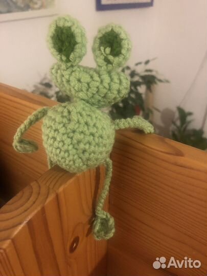 Вязаная игрушка Страшный лягушонок