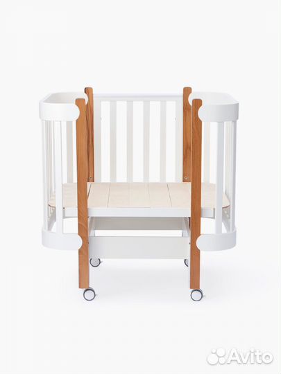 Детская кроватка с маятником