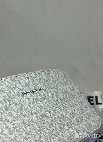 Стильная и удобная сумка Michael Kors через плечо