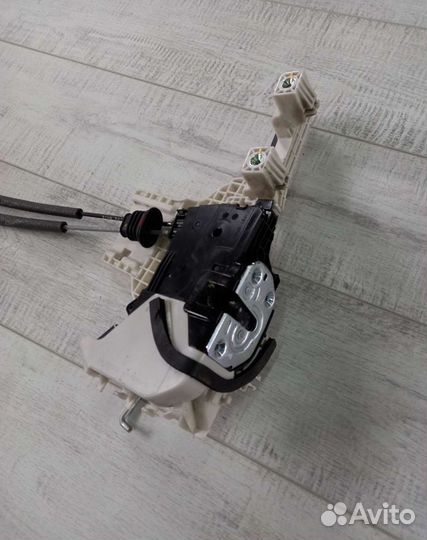 Замок передней левой двери Hyundai Santa Fe 4