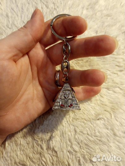 Брелок в виде пирамиды