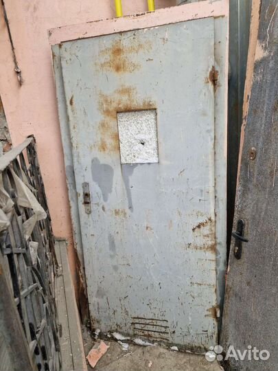 Дверь входная металлическая б/у