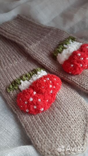 Варежки вязанные с вышивкой