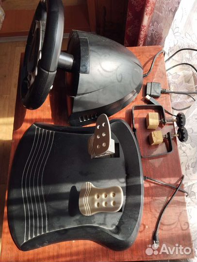 Игровой руль с педалями Genius