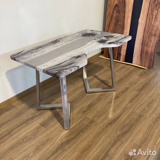 Компьютерный стол 'Solid Hearing'