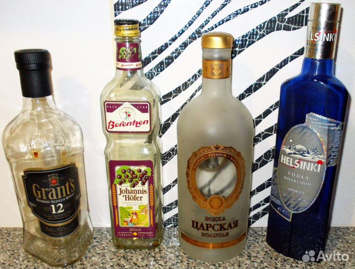 Пустые бутылки из - под напитков