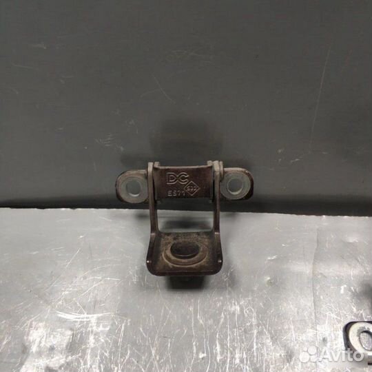 Петля крышки багажника Renault Kaptur 1 1.6-L