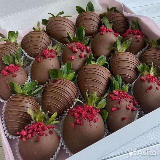 Клубника в бельгийском шоколаде,банан и ягоды